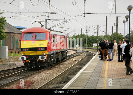 Amateurs de chemin de fer regarder DB Schenker class 90 90019 loco à York, Royaume-Uni. Banque D'Images