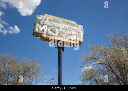 Vieux néon en détresse Motel sign dans le désert Utah USA Banque D'Images