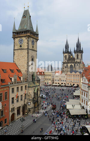 La vieille mairie avec son horloge astronomique (à gauche) et l'église notre-Dame avant Týn (à droite).Place de la vieille ville de Prague, République tchèque. Banque D'Images