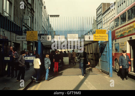 Les troubles des années 1980, le centre-ville de Belfast shoppers étant fouillés avant d'être autorisé à entrer dans quartier commerçant. 1981 UK HOMER SYKES