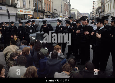 Les troubles des années 1980 à Belfast s'assoient en signe de protestation dans le centre-ville. Irlande du Nord 1981 Royaume-Uni HOMER SYKES Banque D'Images