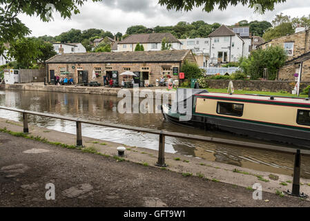 Le café en haut de la passe de cinq écluses au West Yorkhire sur le Leeds Liverpool canal. Également connu comme l'escalier Bingley. Banque D'Images