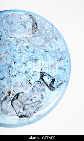 Verre d'eau fraîche avec des cubes de glace Banque D'Images