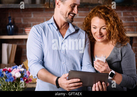 Man news sur tablette pour femme Banque D'Images