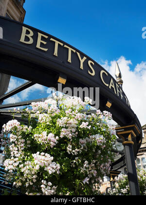 Salons de thé Bettys Cafe et à Harrogate North Yorkshire Angleterre Banque D'Images