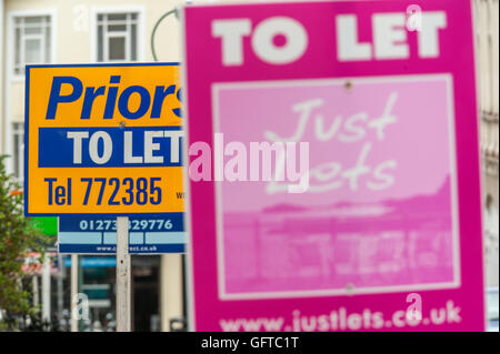 De laisser les conseils d'agents à l'extérieur des blocs d'habitation à Brighton. Banque D'Images