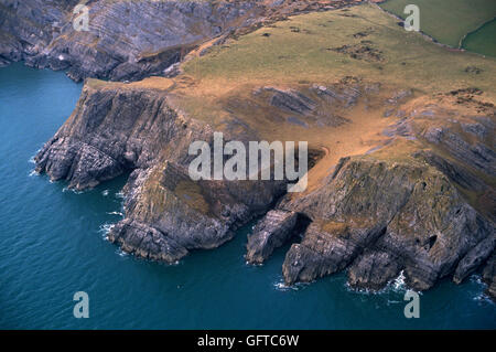 Grotte de Paviland aérienne falaise cheval fort et des promontoires - enterrement rituel le plus ancien de restes humains en Europe - Rouge Dame de Paviland / Aurignacia les jeunes. Banque D'Images