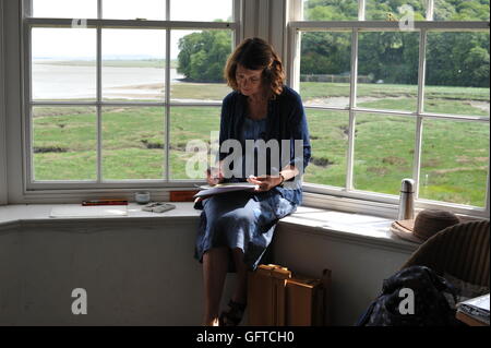 Artiste au travail - Sara Holden en train de dessiner un pavillon de Laugharne Castle. Ici Dylan Thomas et Richard Hughes rédiger. Banque D'Images