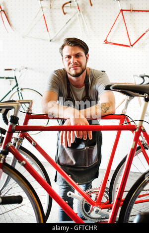 Un homme travaillant dans un atelier de réparation de vélos Banque D'Images