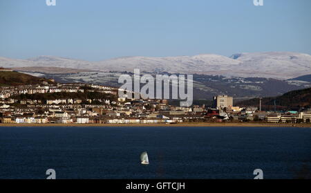 Swansea Bay, lieu où des Lagoon, avec de la neige sur les Brecon Beacons lointain Banque D'Images