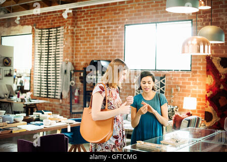 Deux jeunes femmes dans un shop Window Shopping Banque D'Images