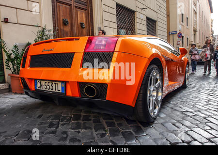 Une Lamborghini est garé sur une rue pavée. Banque D'Images