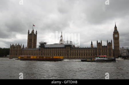 Une barge traverse la Tamise à l'extérieur du Parlement Banque D'Images