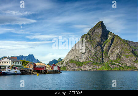 Olstinden mountain vu de reine, la Norvège Lofoten Banque D'Images