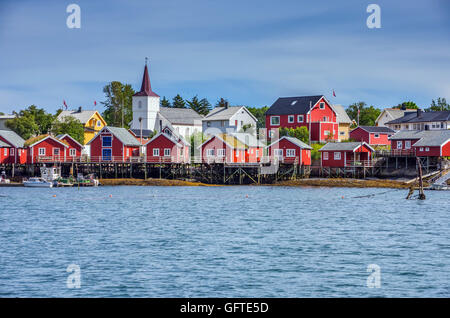 Rorbu rouge, Reine, îles Lofoten, avec l'église en bois blanc, de l'Arctique, Norway, Scandinavia, Europe Banque D'Images