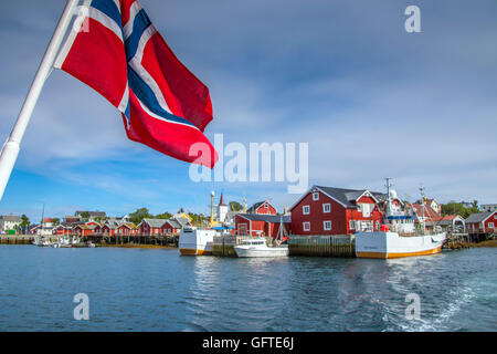 Pavillon norvégien avec Red Rorbu et des bateaux de pêche, Reine, îles Lofoten, Norvège, de l'Arctique, Scandinavie, Europe Banque D'Images