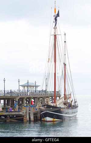 Moonfleet tallship amarrée le long de la jetée de Swanage en Juillet - effet HDR Banque D'Images