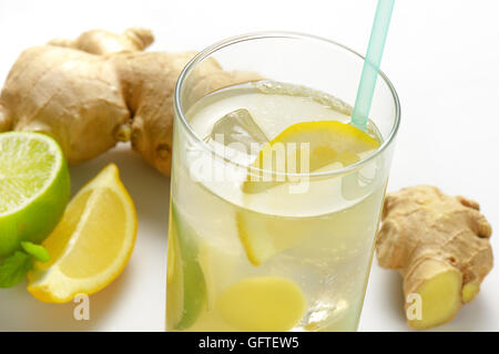 Détail de verre de glace gingembre Thé au citron et gingembre frais Banque D'Images