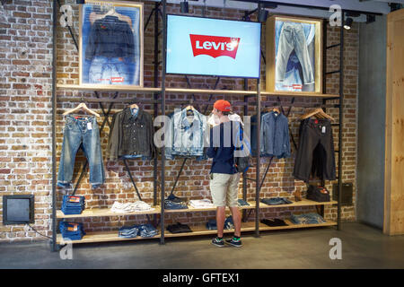 Levi's Flagship Store Regent Street - Levi Strauss & Co. Young man shopping pour Levi denim jeans / veste. L'affichage de marchandises Levi. Banque D'Images