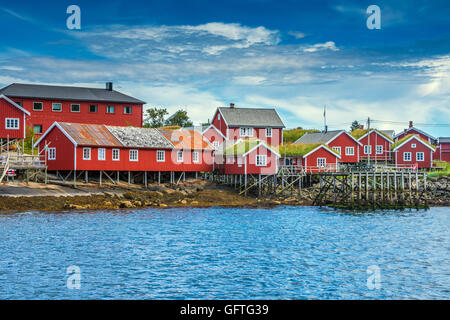 Rorbu rouge, Reine, îles Lofoten, Norvège, de l'Arctique, Scandinavie, Europe Banque D'Images