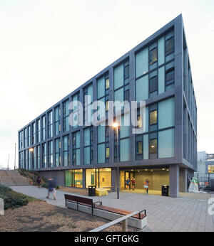 Allée paysagée avec allumé en entrée principale. Village centrale de Leeds, Leeds, Royaume-Uni. Architecte : John McAslan & Partners, Banque D'Images