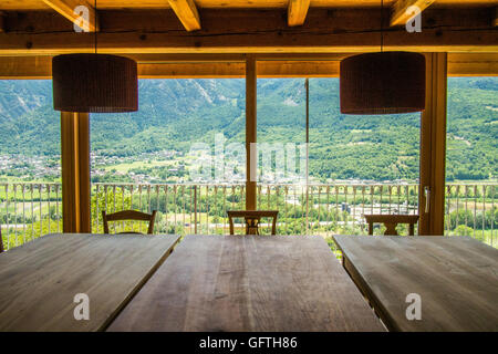 Vue depuis la salle à manger de la ferme les Granges, près de nus & Fenis, surplombant Fenis, région de la vallée d'Aoste, en Italie. Banque D'Images