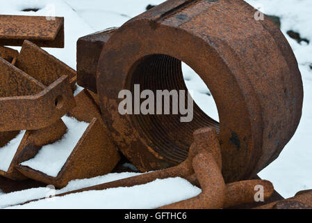 Jeter des pièces dans la neige à l'usine de transformation de l'ancienne colonie baleinière à Grytviken en Géorgie du Sud Banque D'Images