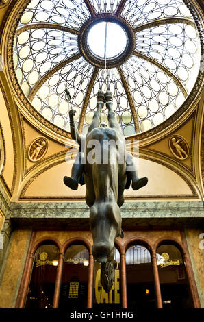 L'envers de la sculpture de Saint Venceslas version et son cheval, par David Cerny Banque D'Images