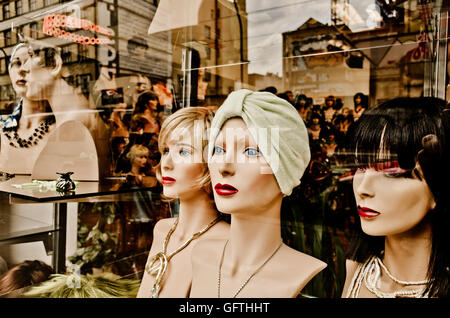 Shop mannequins et des réflexions de la fenêtre Banque D'Images