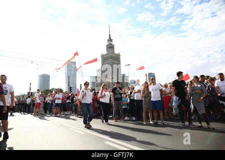 Varsovie, Pologne. 06Th Aug 2016. Plusieurs milliers ont célébré l'Insurrection de Varsovie de 1944 sur le 72e anniversaire de Varsovie. Après une minute de silence masse de participants, et les nationalistes d'extrême droite ont défilé dans le centre-ville. © Jakob Ratz/Pacific Press/Alamy Live News Banque D'Images