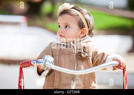 Apprendre à conduire un tricycle Banque D'Images