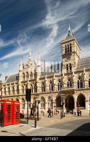 Royaume-uni, Angleterre, Northamptonshire, Northampton, St Giles' Sq, 1864 Guildhall par l'architecte Edward William Godwin Banque D'Images