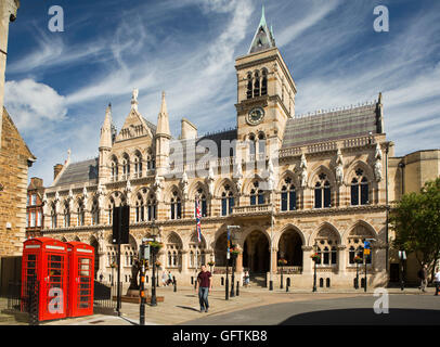 Royaume-uni, Angleterre, Northamptonshire, Northampton, St Giles' Sq, 1864 Guildhall par l'architecte Edward William Godwin Banque D'Images