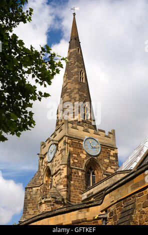 Royaume-uni, Angleterre, Northamptonshire, Northampton, Sheep Street, 1100 Église de Saint Sépulcre, tour de l'horloge et spire Banque D'Images