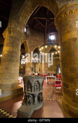 Royaume-uni, Angleterre, Northamptonshire, Northampton, Église de Saint Sépulcre, font à côté nef circulaire original Banque D'Images