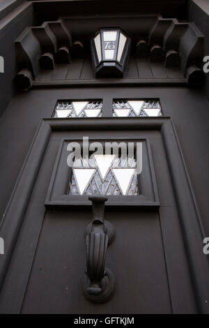 Royaume-uni, Angleterre, Northamptonshire, Northampton, 78 Derngate, Charles Rennie Mackintosh porte avant Banque D'Images