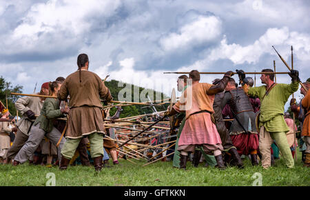 Les guerriers vikings faisant une bataille à une reconstitution viking festival à Moesgaard, Aarhus, Danemark Banque D'Images