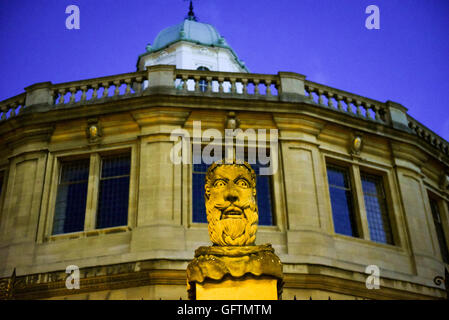 Le Sheldonian Theatre d'Oxford dans Broad Street où les étudiants diplômés. Banque D'Images