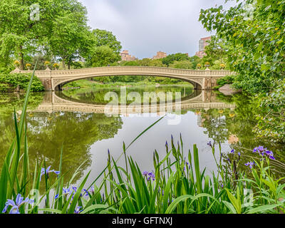 Le Bow Bridge est un pont en fonte situé dans Central Park, New York City, la traversée sur le lac Banque D'Images