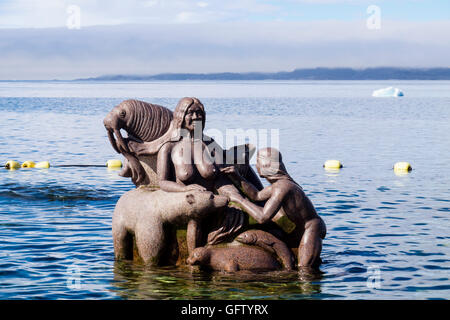 De la sculpture Inuit Sedna déesse de la mer entourée et immergé dans l'eau de mer dans le port colonial (Kolonihavnen). Nuuk Groenland Banque D'Images