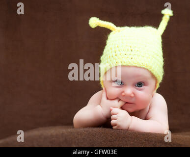 Portrait de nouveau-né avec bonnet de laine d'escargots Banque D'Images