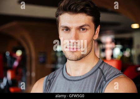 Portrait de jeune homme confiant dans l'athlète fitness club Banque D'Images