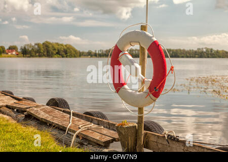 Image de la vie anneau suspendu par le bord du lac. Banque D'Images