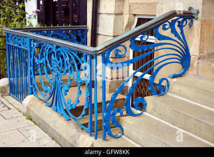 Peint bleu en fer forgé art nouveau rubans tourbillonnantes avec main courante et de mesures en dehors des bureaux à Leeds Banque D'Images