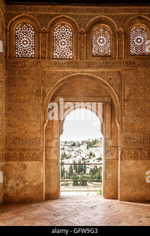 La décoration mauresque porte, Palacio de Generalife, à l'Alhambra, le palais d'été des émirs Nasrides, rois, Grenade, Andalousie, espagne. Banque D'Images