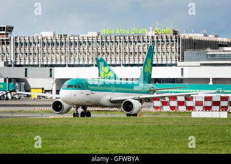 Aer Lingus avion au sol à l'aéroport de Dublin à l'aéroport de Dublin à la borne signe derrière Banque D'Images