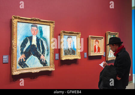 Art parisien, vue d'un jeune homme prenant des notes sur les peintures de Chaim Soutine au Musée de l'Orangerie à Paris, France. Banque D'Images