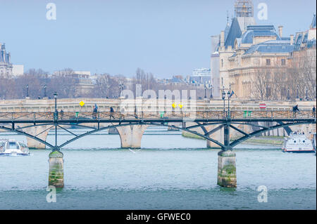 Paris Seine hiver, vue en hiver de deux ponts de Paris - le Pont neuf et le Pont des Arts - enjambant la Seine, Paris, France. Banque D'Images