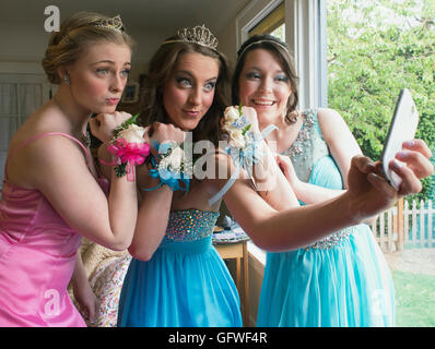 Trois jeunes filles en tenant vos autoportraits prom. Banque D'Images