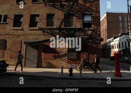 Vue de la rue Plymouth dans DUMBO Brooklyn avec deux personnes marchant Banque D'Images
